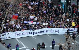 Milers de persones es manifesten a Barcelona pel 8-M sota el lema 'Ens aturem per canviar-ho tot'