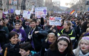 Milers de persones es manifesten a Barcelona pel 8-M sota el lema 'Ens aturem per canviar-ho tot'
