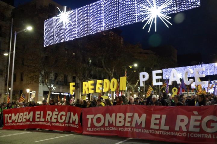 Milers de persones es manifesten al Passeig de Gràcia de Barcelona pel 21-D. ACN