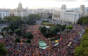 Milers de persones omplen Plaça de Catalunya en l'inici de la manifestació commemorativa de l'1-O, aquest dilluns 1 d'octubre a Barcelona. ACN