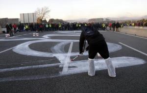 Moment pintant 'ingovernables' a la calçada de l'AP-7 a Girona, el 21 de desembre 