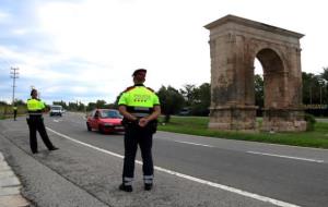 Mossos d'Esquadra en el control a l'Arc de Berà per informar de la restricció de circulació per l-N340 als camioners. ACN / Mar Rovira