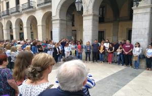 Multitudinària concentració silenciosa a Vilanova de rebuig per l'assassinat de la Laia