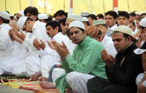 Musulmans pakistanesos de Badalona fan l'última pregària del Ramadà al pati d'un antic institut del sud de la ciutat. ACN