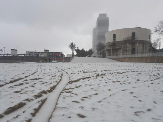 Neu granulada a la platja de la Nova Icària a la Vila Olímpica. Pla general. @AEMET_Cat