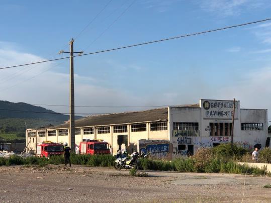 Nou incendi intencionat en una nau industrial abandonada al polígon Masia Barreres. EIX