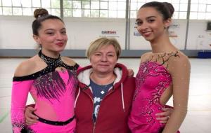 Núria Rosell i Andrea Serra amb la seva entrenadora. Eix