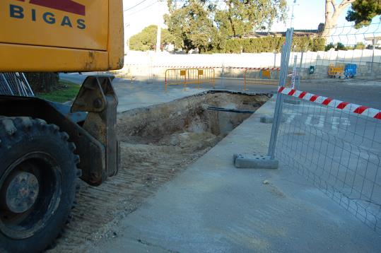 Obres al carrer Pica d’Estats per la segona fase de l’interceptor d’aigües pluvials. Ajt Sant Pere de Ribes