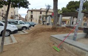 Obres de condicionament i plantació als parterres de la plaça Milà i Fontanals de Vilafranca. Ajuntament de Vilafranca