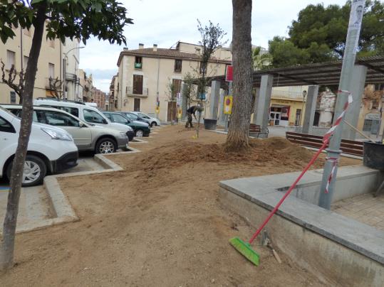 Obres de condicionament i plantació als parterres de la plaça Milà i Fontanals de Vilafranca. Ajuntament de Vilafranca