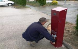 Olèrdola instal·la 16 papereres dispensadores de bosses per recollir els excrements de gossos. Ajuntament d'Olèrdola