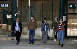 Pablo Iglesias, Lucía Martín i Jaume Asens, ja de fosc, sortint de la presó de Lledoners. ACN / Laura Busquets
