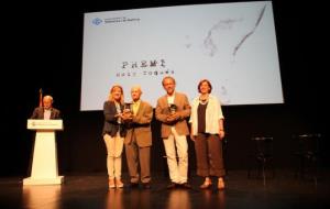 Pau Pons i Michel André reben el premi Francesc Roig Toqués, per la seva vinculació amb el mar. Ajuntament de Vilanova