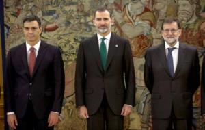Pedro Sánchez, Felip VI i Mariano Rajoy en la promesa del càrrec de Sánchez com a president del govern espanyol. ACN / Reuters