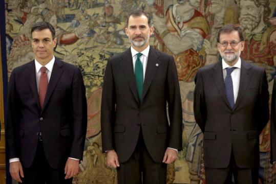 Pedro Sánchez, Felip VI i Mariano Rajoy en la promesa del càrrec de Sánchez com a president del govern espanyol. ACN / Reuters