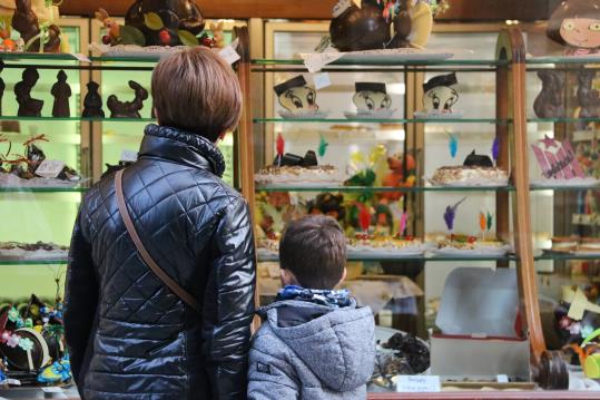 Piulets amb tricornis, urnes de l'1-O i llaços grocs, entre les mones de Pasqua més reivindicatives. ACN