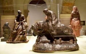 Pla curt de diverses obres exposades a la mostra ‘L’escultor Gustau Violet: art, pensament i territori’ al Museu Maricel de Sitges. Hydramedia