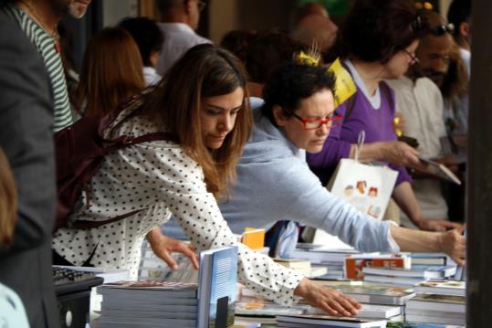 Pla curt de dues dones a la recerca del llibre que compraran per Sant Jordi. ACN