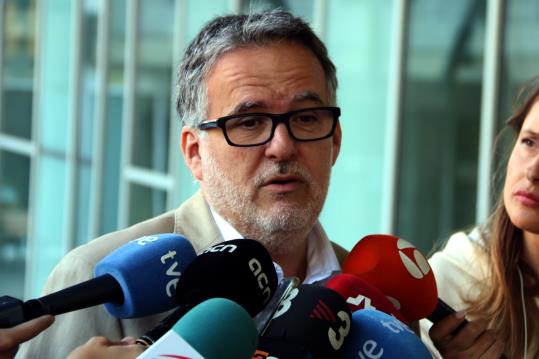 Pla curt de l'advocat de la defensa, Alex Zaragüeta, atenent els mitjans de comunicació abans d'entrar als jutjats de Vilanova. ACN