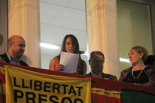 Pla curt de l'alcaldessa de Cañete la Real, Josefa Jurado, al balcó de l'ajuntament de Sant Sadurní amb pancartes demanant 