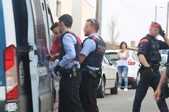 Pla curt del moment en què els Mossos d'Esquadra s'emporten detingut un home d'una casa de Segur de Calafell en un operatiu antidroga. ACN