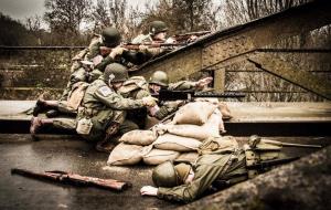 Pla curt d'uns soldats recreant l'operació Market Garden de la Segona Guerra Mundial al pont de ferro de Térmens