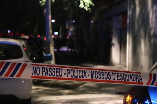 Pla detall de la cinta dels Mossos d'Esquadra delimitant el carrer de Vilanova i la Geltrú on ha aparegut morta amb signes violents una nena de 13 any