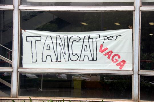 Pla detall d'un cartell que anuncia la vaga d'estudiants a la Facultat de Química de la UB, al Campus Diagonal l'11 de maig de 2017. ACN