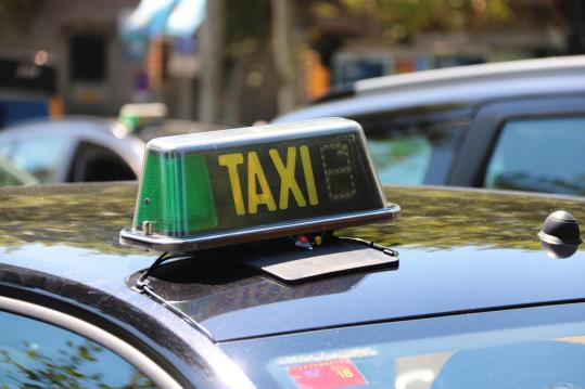 Pla detall d'un llum d'un taxi tancat durant la concentració al centre de Barcelona, el 27 de juliol del 2018. ACN