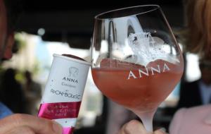Pla detall d'una copa de cava Ice de Codorniu, brindant amb el nou gelat Anna Rocks, creat per la marca cavista amb el xef Jordi Roca. ACN