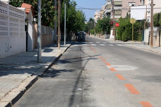 Pla general de diverses places d'aparcament de zona taronja buides en un carrer del barri de la platja del nucli de Segur de Calafell. ACN