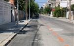 Pla general de diverses places d'aparcament de zona taronja buides en un carrer del barri de la platja del nucli de Segur de Calafell. ACN