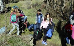 Pla general de diversos alumnes carregats amb les motxilles per passar dos dies de convivències a la casa de colònies de la Fundació Pere Tarrés . ACN