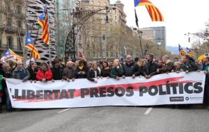 Pla general de la capçalera de la manifestació contra la detenció de Carles Puigdemont, el 25 de març de 2018. ACN