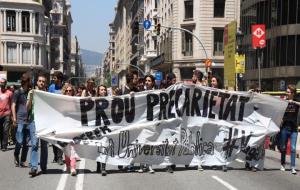 Pla general de la capçalera de la manifestació de professors de la UB amb el lema 'Prou precarietat'. ACN