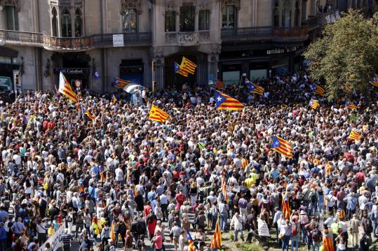 Pla general de la confluència entre Rambla de Catalunya i Gran Via, amb centenars de persones concentrades davant el Departament d'Economia. ACN