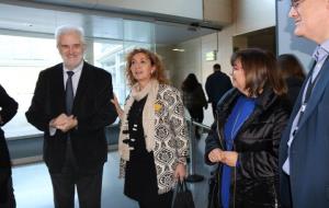 Pla general de la consellera de Justícia, Ester Capella, a l'entrada dels jutjats del Vendrell, acompanyada de l'alcalde del municipi, Martí Carnicer.