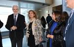 Pla general de la consellera de Justícia, Ester Capella, a l'entrada dels jutjats del Vendrell, acompanyada de l'alcalde del municipi, Martí Carnicer.