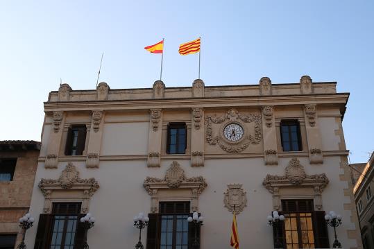 Pla general de la façana de l'ajuntament de Vilafranca del Penedès, amb la bandera espanyola al capdamunt. ACN
