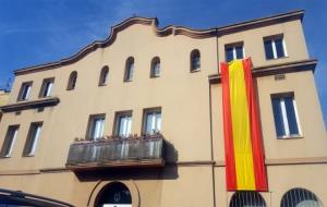 Pla general de la façana de l'Ajuntament de Vilanova del Camí amb la bandera espanyola. 11 d'octubre del 2018. Ajt Vilanova del Camí