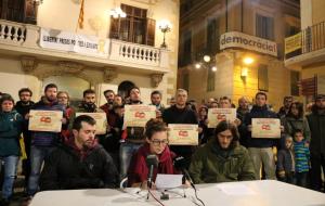 Pla general de la lectura del manifest de la Coordinadora Antirepressiva del Penedès contra el judici a tres joves de Vilafranca acusats de lesions