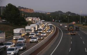 Pla general de la marxa lenta de camions per l'AP-7 en sentit Tarragona. Imatge del 5 de desembre de 2018. ACN