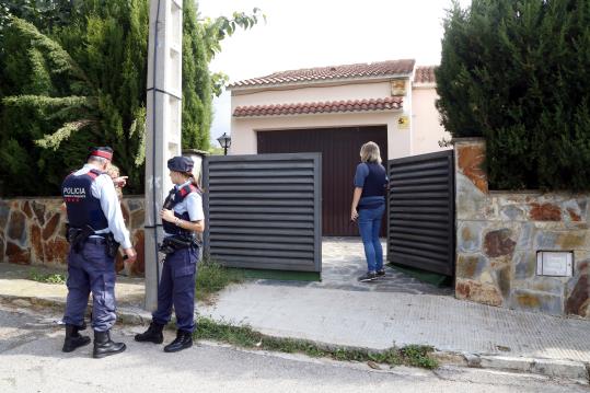 Pla general de la part exterior de la casa del Vendrell on s'ha produït un homicidi. ACN