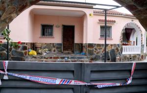 Pla general de la part exterior de la casa del Vendrell on s'ha produït un homicidi