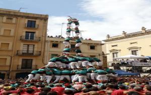 Pla general de la torre de 9 amb folre i manilles descarregada pels Castellers de Vilafranca en la primera ronda de la diada de Santa Tecla. ACN