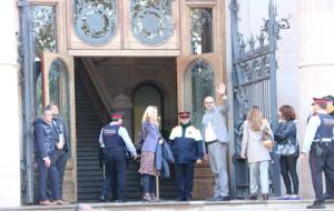 Pla general de l'alcaldessa Neus Lloveras i del conseller Miquel Buch entrant al Palau de Justícia per declarar per l'1-O. ACN