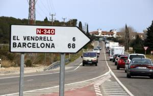 Pla general de les cues a l'N-340 a Roda de Berà, amb un cartell en primer terme on s'hi pot llegir que falten 6 km per arribar al Vendrell. ACN