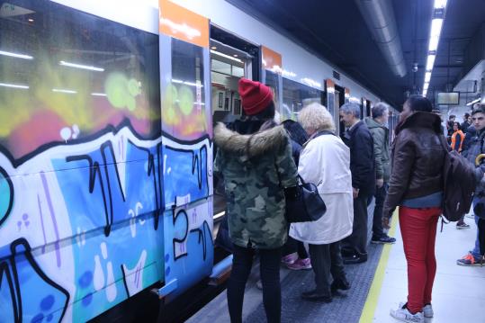 Pla general de passatgers pujant a un tren de Renfe el 27 de febrer del 2018. El tren té grafits. ACN