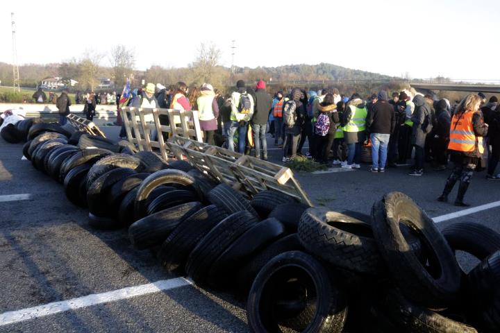 Pla general de pneumàtics tallant l'AP-7 a Girona, el 21 de desembre del 2018 . ACN