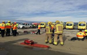 Pla general d'efectius dels cossos d'emergències -Bombers i SEM- actuant al simulacre d'accident aeri a l'aeroport de Reus. ACN